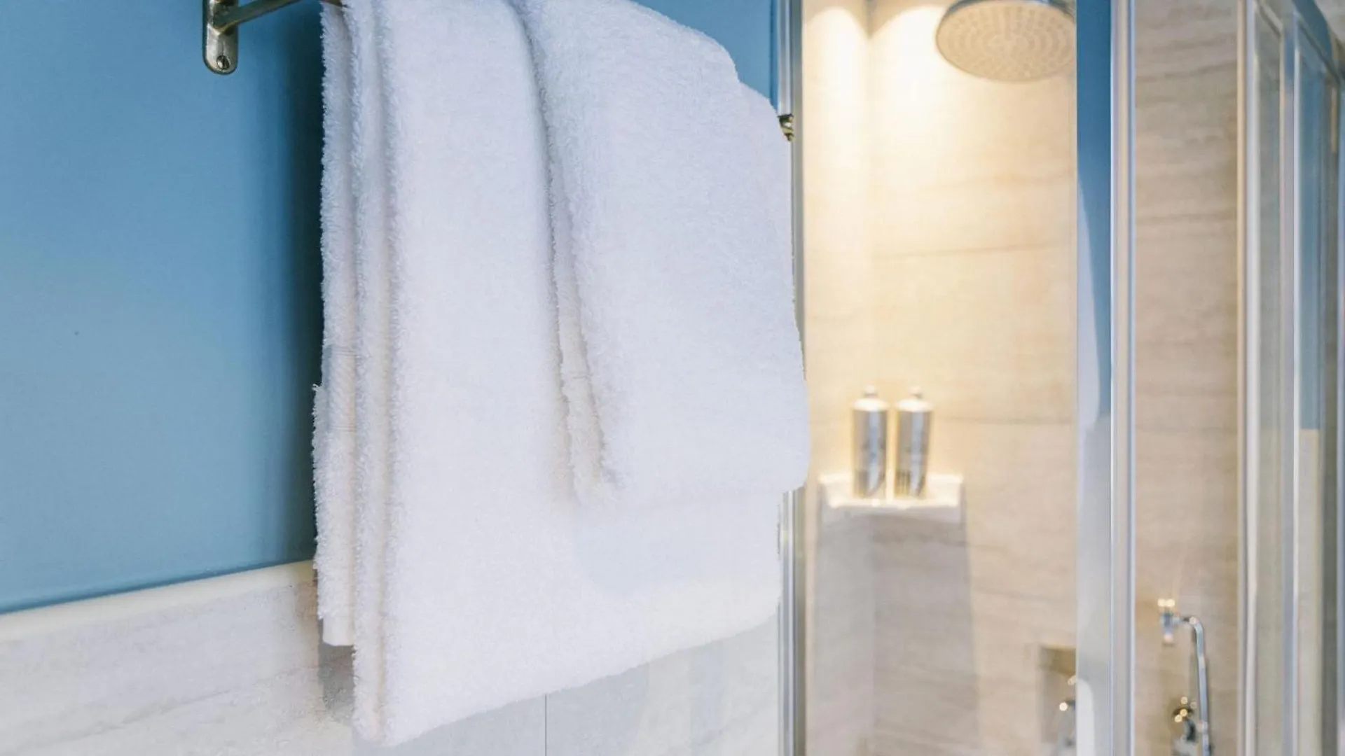 ****  Hotel 1.75 Paris La Treve France